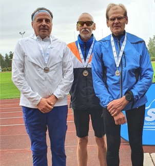 Miesten 65 -vuotiaiden polkujuoksun joukkue hopeasijouituksella: Raimo Hannukainen 42.29, Jari Koskela 46.34 & Ilpo Iso-Peura 50.46