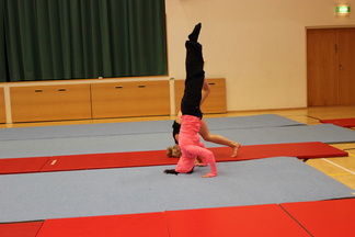 Valmentajan päälläseisontaharjoituksia.